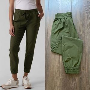 ARITZIA TNA Olive Green Lightweight Joggers